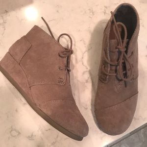 Girls TOMS Tan Suede laced Wedges like new